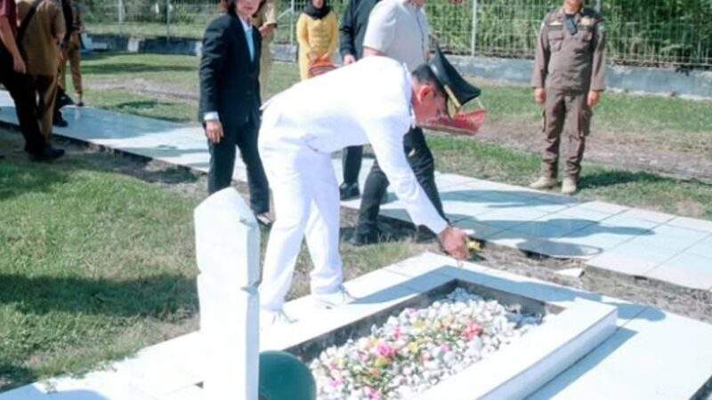 Pimpin Upacara dan Ziarah TMP, Gubernur Tegaskan Jangan Sekali-kali Melupakan Sejarah