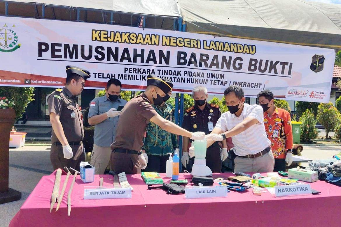 Kejari Lamandau Musnahkan Barang Bukti 34 Perkara Inkracht